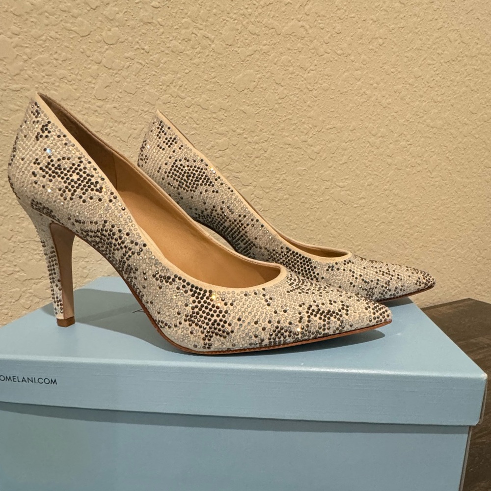 CRYSTALS!!! ANTONIO MELANIE LEATHER PUMPS SIZE 8M PERFECT FOR WEDDING.